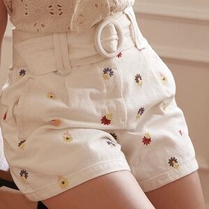 White embroidered floral high-waisted cotton shorts